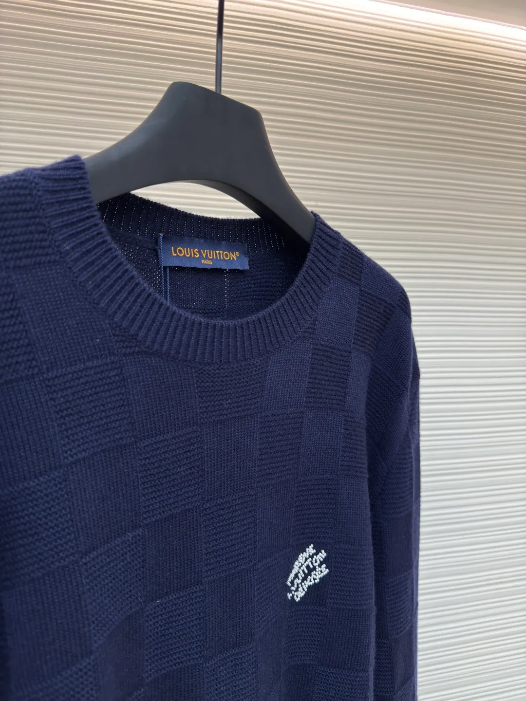 LOUIS VUITTON wool beaded pullover ●Authentic product: 10999 purchase and development ●Item number: 1680422-B90 ●Fabric: wool fabric ●Technology: knitted production ●Version: Loose fit ●Weight: about 660 grams ●Size: XS-S-M-L ●Description: The fabric is made of 100% exclusive wool fabric to ensure its rich texture and excellent performance. Made with imported computer cutting technology, the workmanship quality is immediately reflected. The overall wiring is straight and delicate, the fabric is comfortable and soft, and the color is consistent without color difference. It can be matched with the same style to create a fashionable look and control various occasions. Customized accessories, complete with three standards, same style for men and women!
